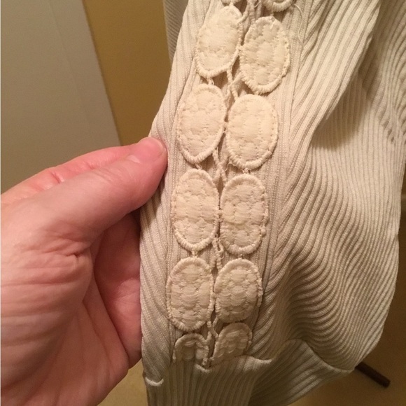 Nora Cora Bat Wing top with lace detail on arms NWT - Picture 4 of 13
